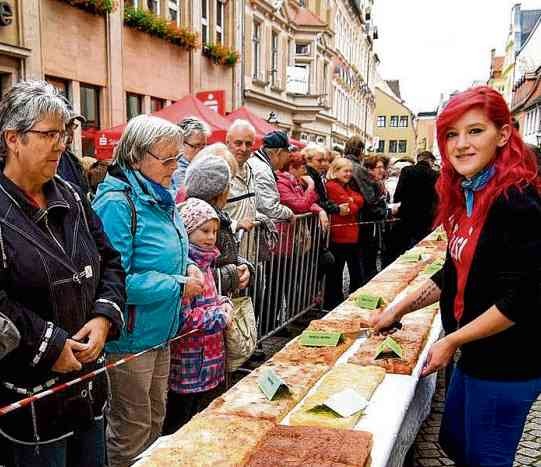 Pünktlich 10 Uhr wird am Samstag wieder die Zeitzer Zucker-Susi den Zuckerkuchen anschneiden. FOTOS: HARTMUT KRIMMER Pünktlich 10 Uhr wird am Samstag wieder die Zeitzer Zucker-Susi den Zuckerkuchen anschneiden. FOTOS: HARTMUT KRIMMER