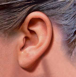 Im-Ohr-Hörgeräte sitzen direkt im Gehörgang und sind daher kaum zu sehen (links). Systeme, die hinter dem Ohr sitzen, bieten Platz für Hochleistungstechnik (unten)