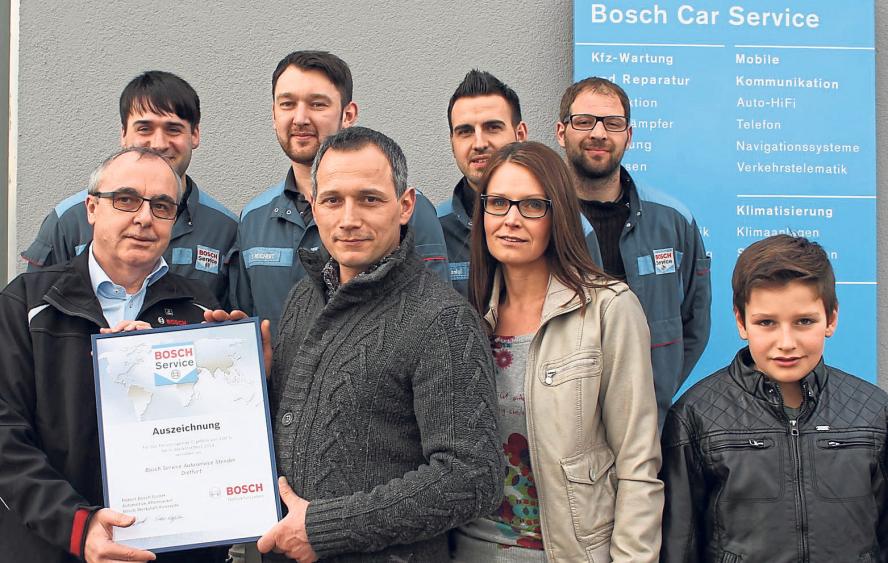 Ausgezeichneter Service: Armin Stender und sein Team sind mit ihrem Bosch Car Service die Profipartner rund ums Auto und wurden bereits mehrfach für hervorragende Qualität ausgezeichnet. Zum Rundumservice für die Kunden gehört natürlich auch eine uneingeschränkte Mobilität, die unter anderem mit Werkstattwagen sowie einem Hol- und Bringdienst garantiert wird. Fotos: Stender/Hradetzky Ausgezeichneter Service: Armin Stender und sein Team sind mit ihrem Bosch Car Service die Profipartner rund ums Auto und wurden bereits mehrfach für hervorragende Qualität ausgezeichnet. Zum Rundumservice für die Kunden gehört natürlich auch eine uneingeschränkte Mobilität, die unter anderem mit Werkstattwagen sowie einem Hol- und Bringdienst garantiert wird. Fotos: Stender/Hradetzky