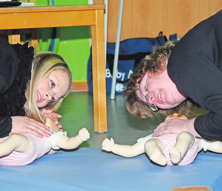 Erste Hilfe am Kind: Das DRK bietet neben den klassischen Erste-Hilfe-Kursen auch spezielle Angebote an. FOTO: MARKUS HOLZ Erste Hilfe am Kind: Das DRK bietet neben den klassischen Erste-Hilfe-Kursen auch spezielle Angebote an. FOTO: MARKUS HOLZ