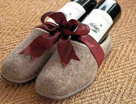 Die bei Marxen Wein erhältlichen Puschen eignen sich, bestückt mit zwei Flaschen Wein, als individuelle Geschenkidee. FOTO: HFR Die bei Marxen Wein erhältlichen Puschen eignen sich, bestückt mit zwei Flaschen Wein, als individuelle Geschenkidee. FOTO: HFR