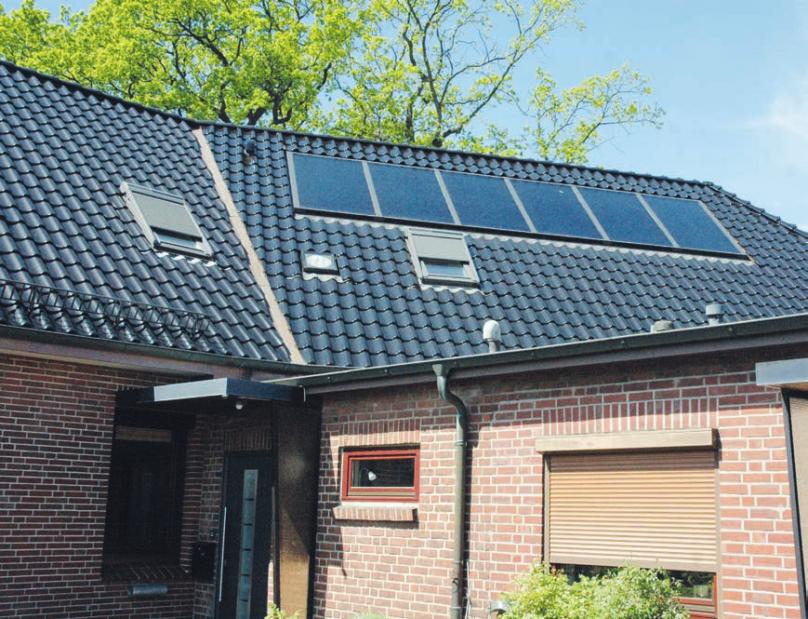 Die Kollektoren auf dem Dach von Uwe Brandts Haus sammeln die Sonnenenergie, die im Heizungsraum in Warmwasser und Heizenergie umgewandelt wird Fotos: Kuno Klein