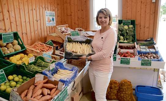 In ihrem Hofladen in Hemdingen verkauft Cornelia Mohr immer frisches Obst und Gemüse aus der Region. Momentan gibt es unter anderem frischen Spargel Foto: Kuno Klein