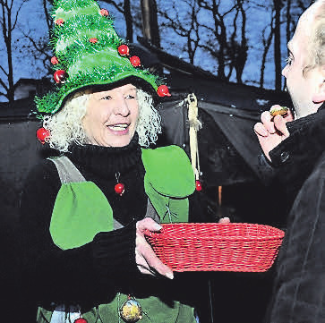 Sigrid Bader (55) aus Lehrte ist Erzieherin und wirkt in der Kita Aligse bei der Aufführung des Weihnachtsmärchens auf dem Weihnachtsmarkt in dem Lehrter Ortsteil mit. In diesem Jahr wurde das Stück „Frau Holle“ gezeigt, Sigrid Bader spielte den Apfelbaum.