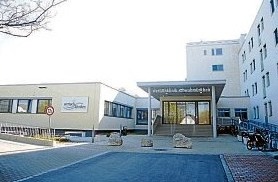 Die Wertachklinik Schwabmünchen heute. Zum 1. Juli 2006 wurde das „Gemeinsame Kommunalunternehmen Wertachkliniken Bobingen und Schwabmünchen“ gegründet. Die zwei bislang selbstständigen „Städtischen Krankenhäuser Bobingen und Schwabmünchen“ wurden fortan unter einem Dach vereinigt, um der Bevölkerung auch langfristig eine qualitativ hochwertige, aber auch wirtschaftlich überlebensfähige Krankenhausversorgung bieten zu können. Seit 2010 laufen Renovierungen. Fotos: Wertachklinik Schwabmünchen/Sonja Schönthier Die Wertachklinik Schwabmünchen heute. Zum 1. Juli 2006 wurde das „Gemeinsame Kommunalunternehmen Wertachkliniken Bobingen und Schwabmünchen“ gegründet. Die zwei bislang selbstständigen „Städtischen Krankenhäuser Bobingen und Schwabmünchen“ wurden fortan unter einem Dach vereinigt, um der Bevölkerung auch langfristig eine qualitativ hochwertige, aber auch wirtschaftlich überlebensfähige Krankenhausversorgung bieten zu können. Seit 2010 laufen Renovierungen. Fotos: Wertachklinik Schwabmünchen/Sonja Schönthier