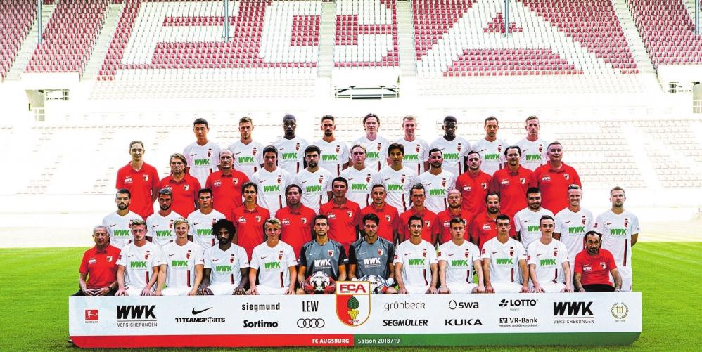 1. Reihe (von links): Zeugwart Zdenek Vidrman, Georg Teigl, Martin Hinteregger, Francisco da Silva Caiuby, Felix Götze, Andreas Luthe, Fabian Giefer, Christoph Janker, Alfred Finnbogason, Jozo Stanic, Kilian Jakob und Zeugwart Salvatore Belardo. 2. Reihe (von links): Shawn Parker, Simon Asta, Romario Rösch, Reha-Trainer Sönke Ermgassen, Co-Trainer Michael Wimmer, Torwart-Trainer Zdenko Miletic, Co-Trainer Tobias Zellner, Reha- und Athletik-Trainer Andreas Bäumler, Co-Trainer Jonas Scheuermann, Trainer Manuel Baum, Konstantinos Stafylidis, Philipp Max und Daniel Baier. 3. Reihe (von links): Mannschaftsarzt Florian Elser, Mannschaftsarzt Andreas Weigel, Mannschaftsarzt Peter Stiller, Raphael Framberger, Jan Moravek, Fredrik Jensen, Ja-Cheol Koo, Marco Richter, Physiotherapeut Martin Miller, Physiotherapeut Michael Deiss und Physiotherapeut Markus Zeyer. 4. Reihe (von links): Ji Dong-Won, Jeffrey Gouweleeuw, Kevin Danso, Rani Khedira, Michael Gregoritsch, Jan-Ingwer Callsen-Bracker, Sergio Cordova, Julian Schieber und André Hahn. Krankheitsbedingt nicht auf dem Bild: Jonathan Schmid Foto: Alexander Heinle 1. Reihe (von links): Zeugwart Zdenek Vidrman, Georg Teigl, Martin Hinteregger, Francisco da Silva Caiuby, Felix Götze, Andreas Luthe, Fabian Giefer, Christoph Janker, Alfred Finnbogason, Jozo Stanic, Kilian Jakob und Zeugwart Salvatore Belardo. 2. Reihe (von links): Shawn Parker, Simon Asta, Romario Rösch, Reha-Trainer Sönke Ermgassen, Co-Trainer Michael Wimmer, Torwart-Trainer Zdenko Miletic, Co-Trainer Tobias Zellner, Reha- und Athletik-Trainer Andreas Bäumler, Co-Trainer Jonas Scheuermann, Trainer Manuel Baum, Konstantinos Stafylidis, Philipp Max und Daniel Baier. 3. Reihe (von links): Mannschaftsarzt Florian Elser, Mannschaftsarzt Andreas Weigel, Mannschaftsarzt Peter Stiller, Raphael Framberger, Jan Moravek, Fredrik Jensen, Ja-Cheol Koo, Marco Richter, Physiotherapeut Martin Miller, Physiotherapeut Michael Deiss und Physiotherapeut Markus Zeyer. 4. Reihe (von links): Ji Dong-Won, Jeffrey Gouweleeuw, Kevin Danso, Rani Khedira, Michael Gregoritsch, Jan-Ingwer Callsen-Bracker, Sergio Cordova, Julian Schieber und André Hahn. Krankheitsbedingt nicht auf dem Bild: Jonathan Schmid Foto: Alexander Heinle