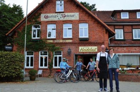 Radfahrer und Wanderer sind gern gesehen im Gasthof Heidelust von Emmelie Heinsenund Wolf Rüßmann. Fotos: E. C. Meyer