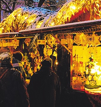 Die festliche dekorierten Buden begeistern die Besucher. Die festliche dekorierten Buden begeistern die Besucher.