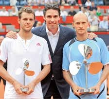 In seinem ersten Jahr als Turnierdirektor gratulierte Michael Stich 2009 Nikolai Dawidenko (r.) zum Sieg. Links Finalgegner Paul-Henri Mathieu