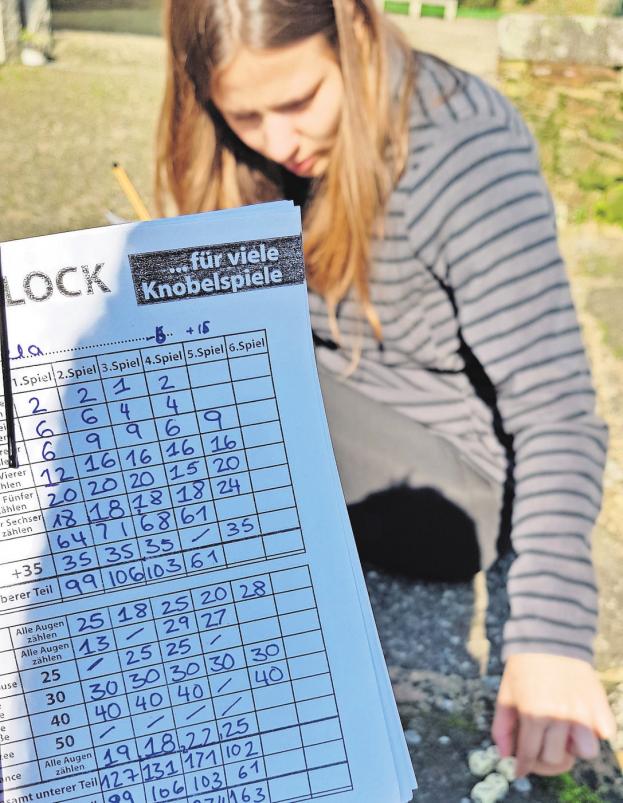 Auszeit: Weil Michaela und Kristin (im Bild) die Füße schmerzen, legen sie in Rates eine Pause ein. PRIVAT Auszeit: Weil Michaela und Kristin (im Bild) die Füße schmerzen, legen sie in Rates eine Pause ein. PRIVAT