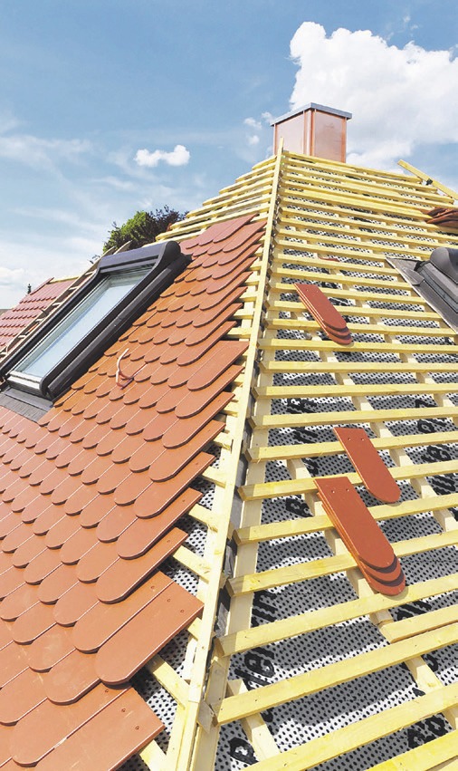 Eine neue Dacheindeckung wertet den Altbau optisch auf und schützt zugleich die Bausubstanz für viele Jahre. Nicht vergessen sollten Hausbesitzer bei dieser Gelegenheit die Wärmedämmung. Foto:djd/Paul Bauder/ Getty Images/Brand X Eine neue Dacheindeckung wertet den Altbau optisch auf und schützt zugleich die Bausubstanz für viele Jahre. Nicht vergessen sollten Hausbesitzer bei dieser Gelegenheit die Wärmedämmung. Foto:djd/Paul Bauder/ Getty Images/Brand X