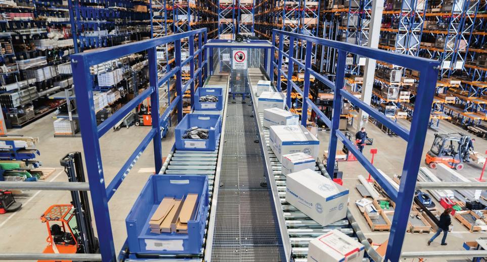 Picked boxes of small spare parts on the top floor of the spare parts centre make their way directly to employees at the packaging and dispatch station by means of a conveyor belt.