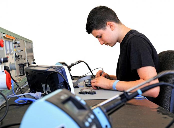 DESY Hamburg Ausbildung als Elektroniker für Geräte und Systeme DESY Hamburg Ausbildung als Elektroniker für Geräte und Systeme