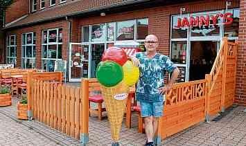 Eislebens Friedensstraße bietet sowohl eiskalte Erfrischung bei „Janny’s Eis“ als auch ein Idee+Spiel-Fachgeschäft