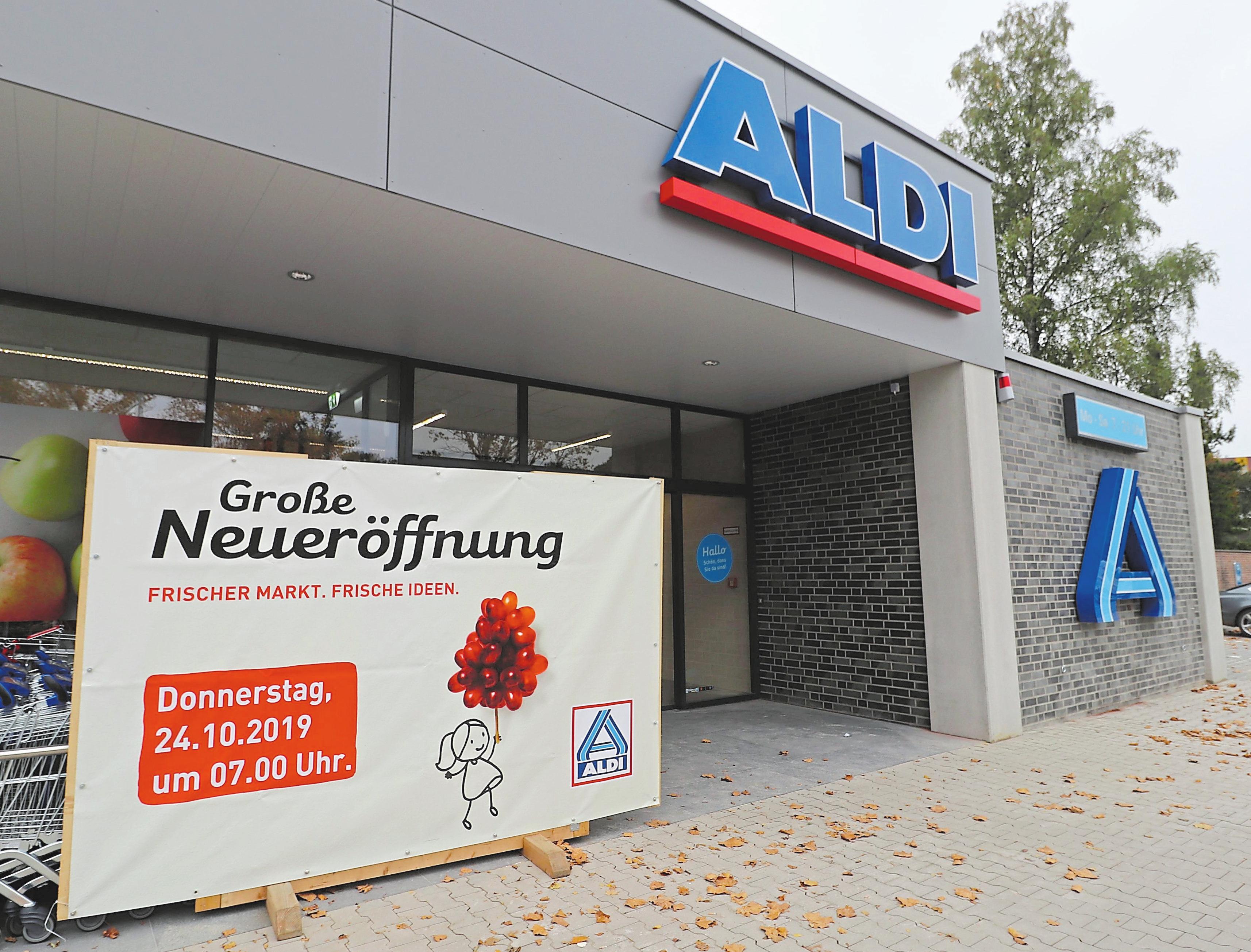 Das Schild gibt Auskunft: Am Donnerstag öffnen die Türen des neu errichteten Marktes. Fotos: Guido Kratzke Das Schild gibt Auskunft: Am Donnerstag öffnen die Türen des neu errichteten Marktes. Fotos: Guido Kratzke