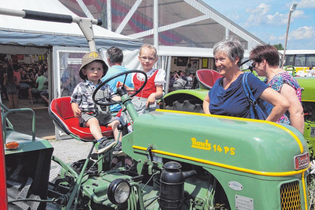 Am Sonntag können die Besucher die Oldtimer-Ausstellung rund ums Zelt bestaunen. FOTO: WOLFGANG LUTZ Am Sonntag können die Besucher die Oldtimer-Ausstellung rund ums Zelt bestaunen. FOTO: WOLFGANG LUTZ