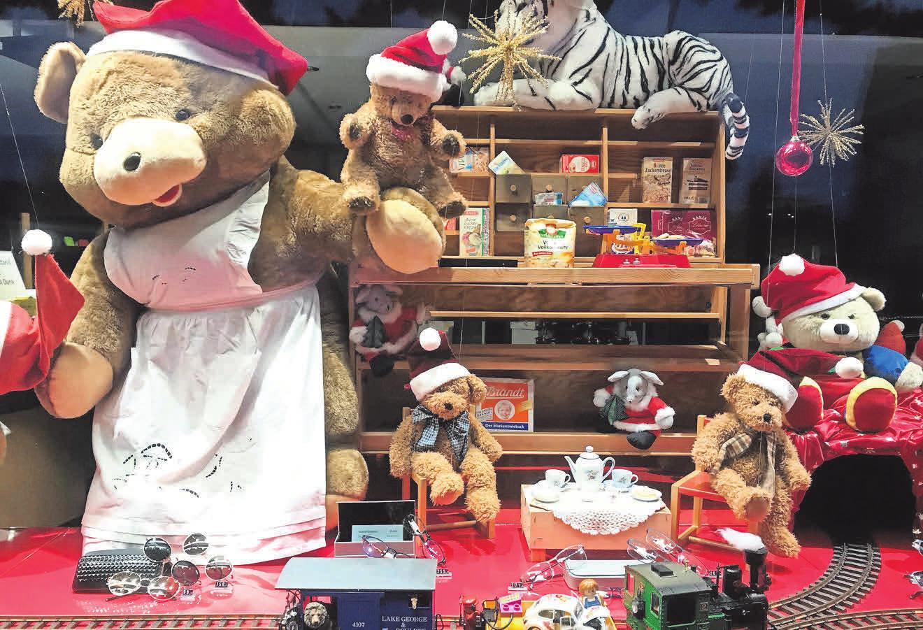Das Schaufenster von Dammtor Optik ist wieder liebevoll dekoriert und mit einer Modelleisenbahn ein Hingucker – nicht nur für die Kleinen. Foto: Dammtor Optik Das Schaufenster von Dammtor Optik ist wieder liebevoll dekoriert und mit einer Modelleisenbahn ein Hingucker – nicht nur für die Kleinen. Foto: Dammtor Optik