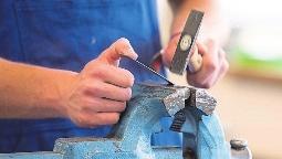 Trotz der pandemiebedingten Widrigkeiten haben in diesem Jahr fast so viele Jugendliche eine Ausbildung im Handwerk begonnen wie im letzten Jahr. FOTO: DPA Trotz der pandemiebedingten Widrigkeiten haben in diesem Jahr fast so viele Jugendliche eine Ausbildung im Handwerk begonnen wie im letzten Jahr. FOTO: DPA