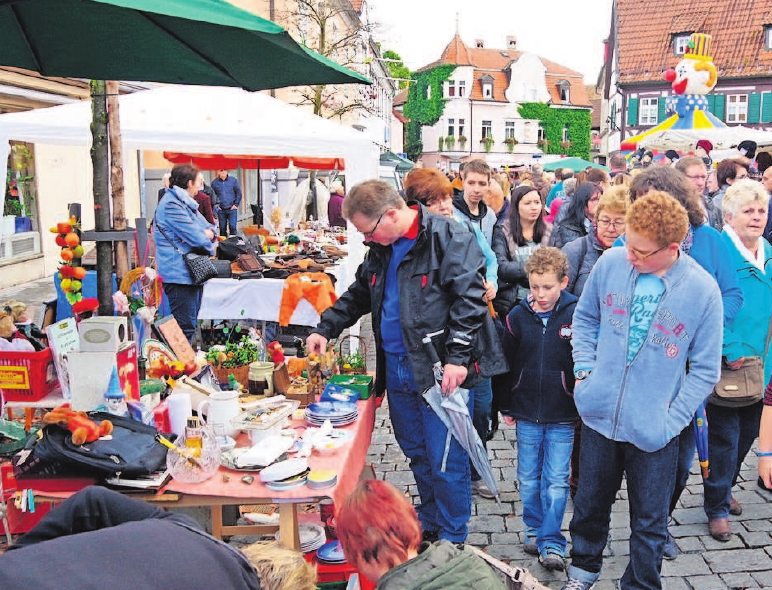 Über den Trödelmarkt bummeln gehört am verkaufsoffenen Sonntag in Kronach einfach dazu. Über den Trödelmarkt bummeln gehört am verkaufsoffenen Sonntag in Kronach einfach dazu.