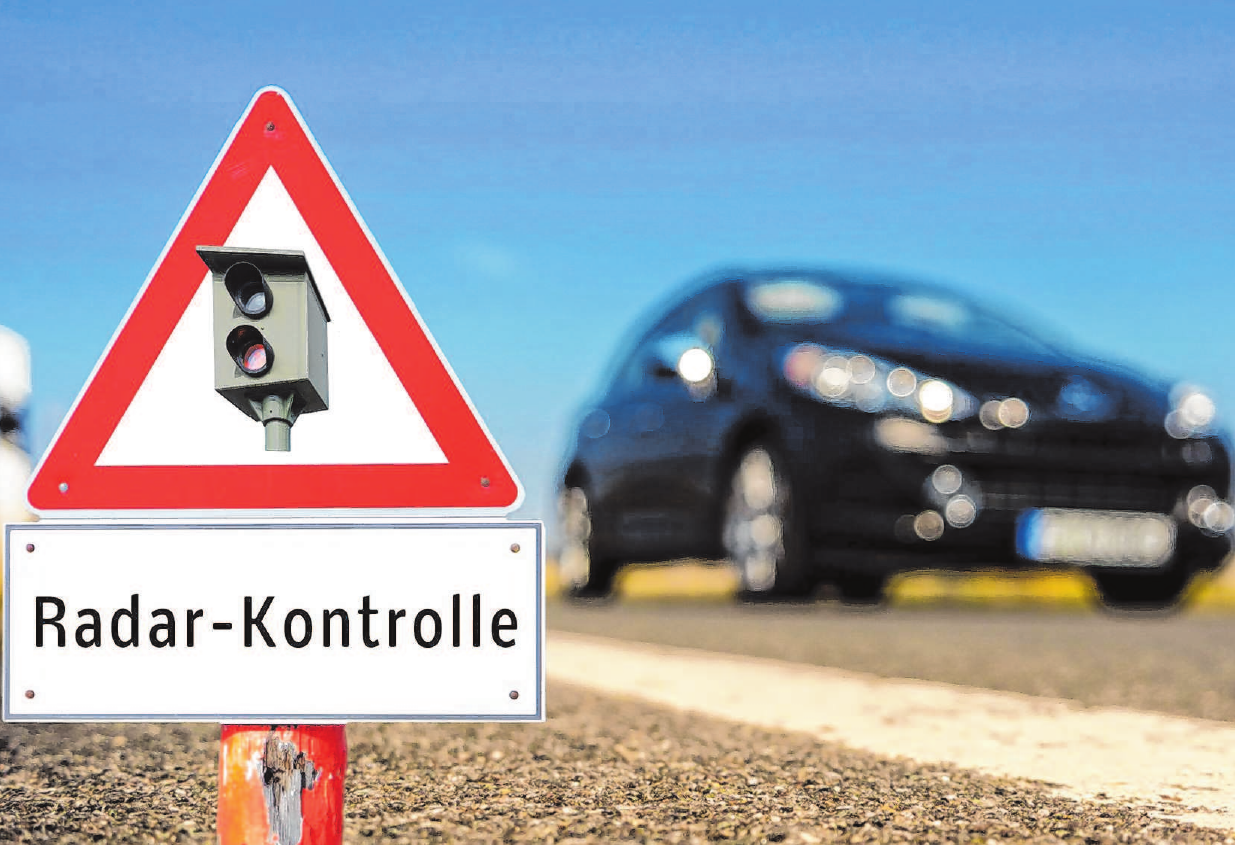 Bei einer erheblichen Tempoüberschreitung droht unter Umständen der Entzug des Führerscheins. Foto: djd/Roland-Rechtsschutz-Versicherungs-AG/Animaflora PicsStock – stock.adobe.com Bei einer erheblichen Tempoüberschreitung droht unter Umständen der Entzug des Führerscheins. Foto: djd/Roland-Rechtsschutz-Versicherungs-AG/Animaflora PicsStock – stock.adobe.com