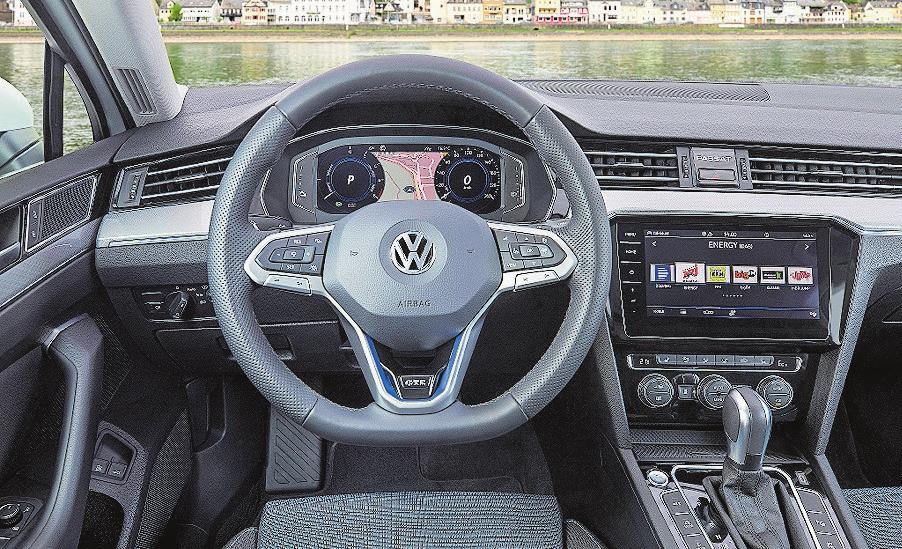 Das Bildschirm-Doppel setzt einen optischen Akzent im Cockpit. Das Bildschirm-Doppel setzt einen optischen Akzent im Cockpit.