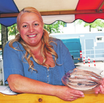 Anuschka Blockkhaus bietet Fischspezialitäten auf dem Wochenmarkt. Foto: S.Bieber