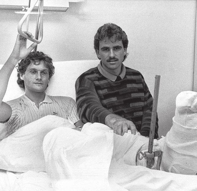 Armin Veh zog sich 1984 eine schwere Verletzung zu, die seine Bundesliga-Karriere beendete. Sein Gladbacher Mitspieler Christian Hochstätter besuchte ihn im Krankenhaus. Foto: imago Armin Veh zog sich 1984 eine schwere Verletzung zu, die seine Bundesliga-Karriere beendete. Sein Gladbacher Mitspieler Christian Hochstätter besuchte ihn im Krankenhaus. Foto: imago