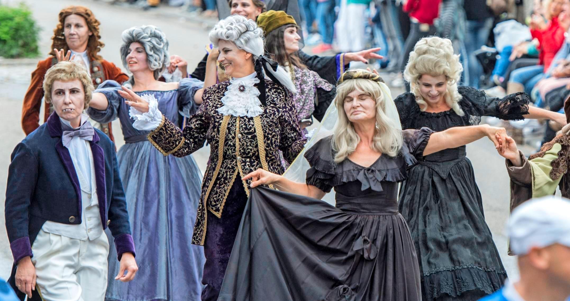 Der Festumzug beim Käsritt bietet traditionell ein tolles Spektakel. Das Motto 2017 lautete „Klassiker der Filmgeschichte“. Foto: Archiv/Berger Der Festumzug beim Käsritt bietet traditionell ein tolles Spektakel. Das Motto 2017 lautete „Klassiker der Filmgeschichte“. Foto: Archiv/Berger