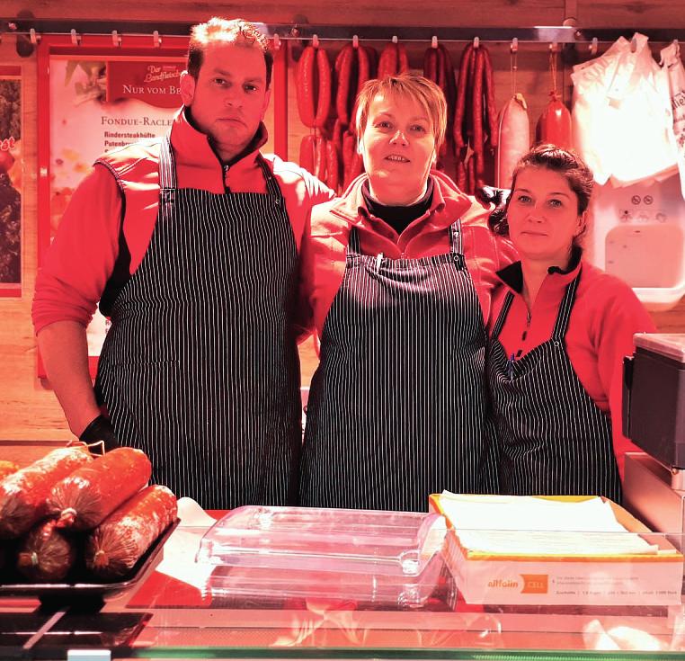 Stets gut gelaunt sind „Landfleischer“ Björn Dührkop und seine Verkäuferinnen Joanna und Tanja