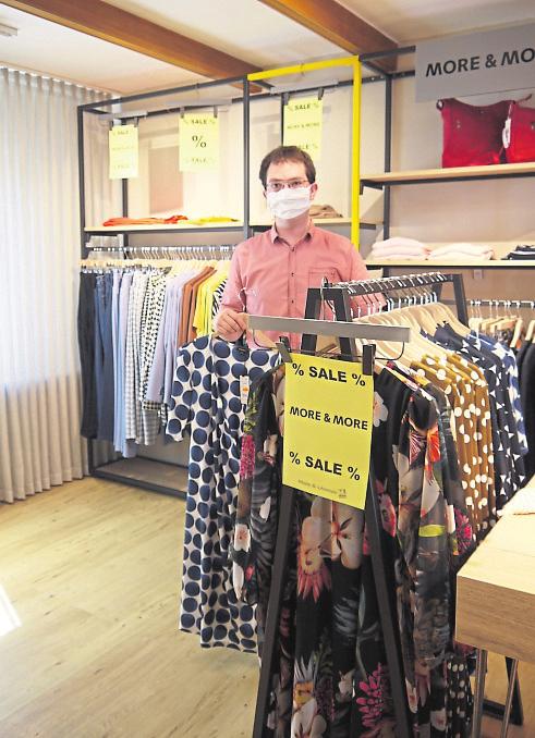 Bei Mode und Lifestyle by Pabst am Schnepfenhain locken neben einer großen Auswahl an Sommerleinen attraktive Schnäppchen aus den Bereichen Übergangsware und Sommerware namhafter Fabrikate. Zusätzlich kann man sich bei vielen Artikeln auf 30 % vom Rotpreis freuen . Fotos: ewa Bei Mode und Lifestyle by Pabst am Schnepfenhain locken neben einer großen Auswahl an Sommerleinen attraktive Schnäppchen aus den Bereichen Übergangsware und Sommerware namhafter Fabrikate. Zusätzlich kann man sich bei vielen Artikeln auf 30 % vom Rotpreis freuen . Fotos: ewa