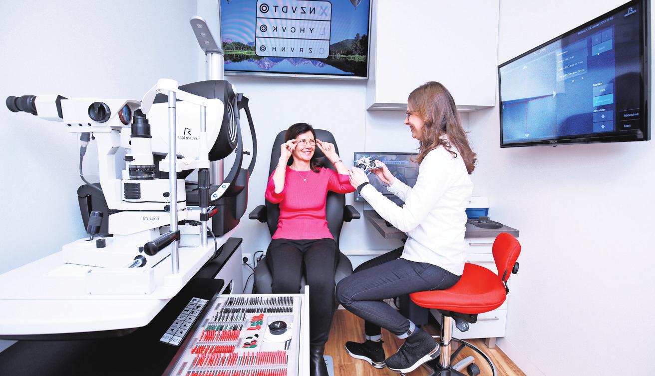FÜR VOLLES SEHPOTENZIAL: Mitarbeiterin Mareike Müller-Chill vermisst einer Kundin mit den modernsten Messsystemen von Rodenstock die Augen. Foto: Rodenstock GmbH/Augenoptik Findeisen FÜR VOLLES SEHPOTENZIAL: Mitarbeiterin Mareike Müller-Chill vermisst einer Kundin mit den modernsten Messsystemen von Rodenstock die Augen. Foto: Rodenstock GmbH/Augenoptik Findeisen
