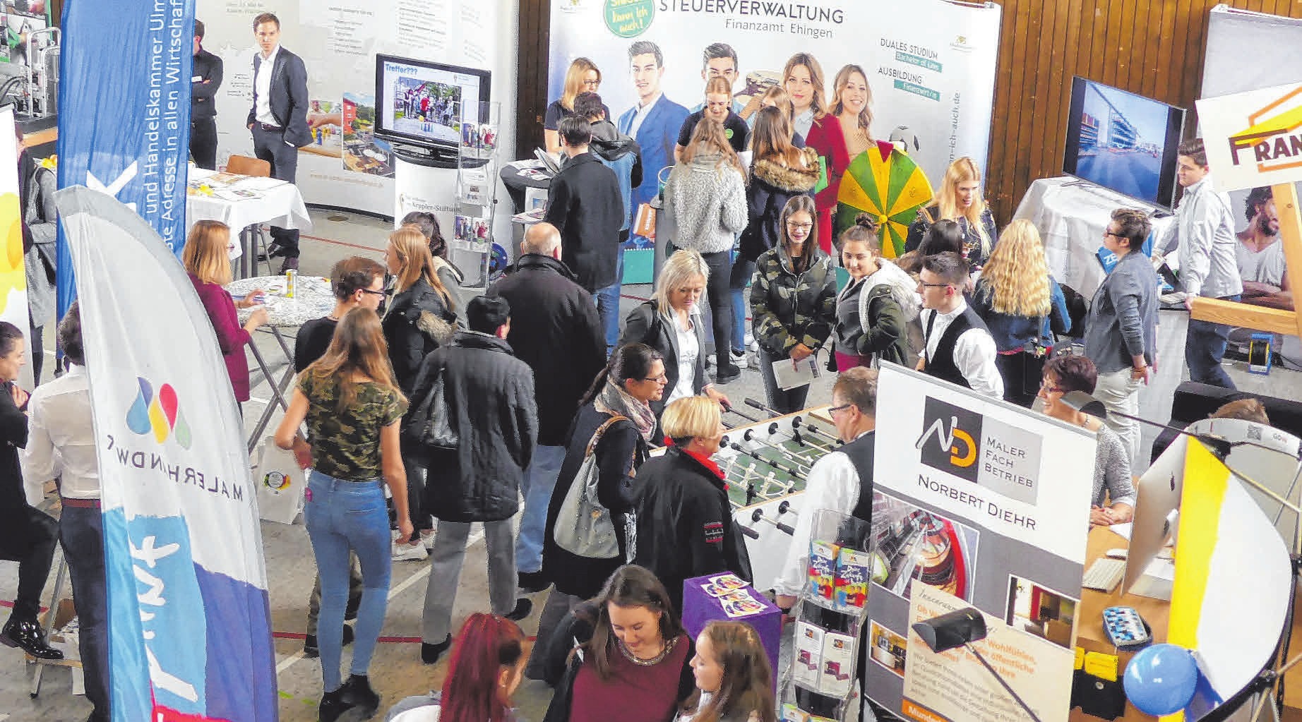 Beim Regionalen Ausbildungstag gibt’s ausführliche Infos an vielen Ständen. FOTOS: BURGHART Beim Regionalen Ausbildungstag gibt’s ausführliche Infos an vielen Ständen. FOTOS: BURGHART