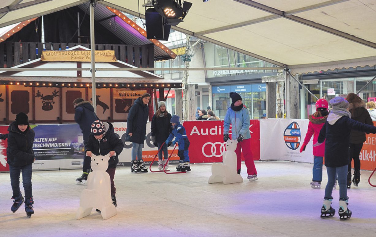 Einige Familien nutzten die Zeugnisferien, um die Kunststoff-Eislaufbahn auszuprobieren. Einige Familien nutzten die Zeugnisferien, um die Kunststoff-Eislaufbahn auszuprobieren.