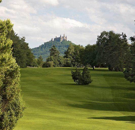 Golfclub Hechingen-Hohenzollern: Von der 18-Loch Golfanlage haben Sie immer einen schönen Blick auf die Burg Hohenzollern. Golfclub Hechingen-Hohenzollern: Von der 18-Loch Golfanlage haben Sie immer einen schönen Blick auf die Burg Hohenzollern.
