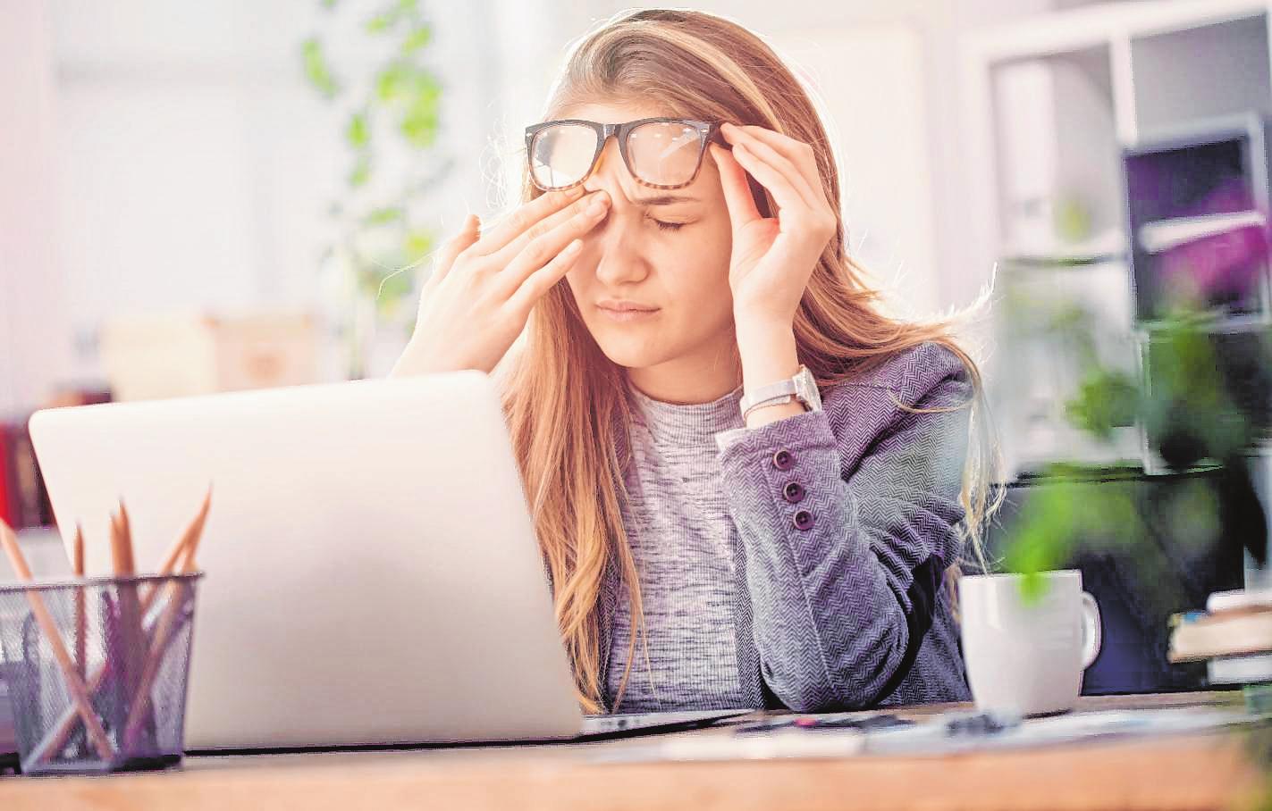 Lange Arbeitszeiten am Bildschirm können die Augen stark strapazieren – besonders das blaue LED-Licht ist schädigend für die Netzhaut. BILD:DJD/WELEDA/ADOBESTOCK/SEBRA Lange Arbeitszeiten am Bildschirm können die Augen stark strapazieren – besonders das blaue LED-Licht ist schädigend für die Netzhaut. BILD:DJD/WELEDA/ADOBESTOCK/SEBRA