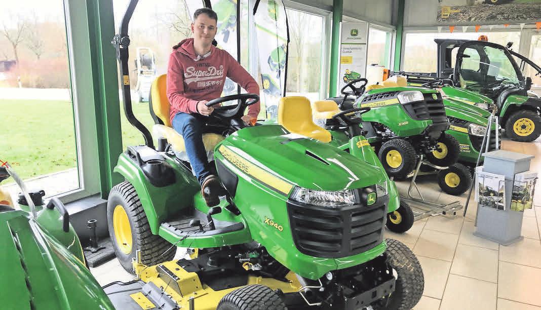 Darf es auch ein wenig größer sein? Hauke Siebels von Motorgeräte Ahrensbök bietet alles, was die Gartenarbeit einfacher macht. Foto: Chr. Liesenfeld Darf es auch ein wenig größer sein? Hauke Siebels von Motorgeräte Ahrensbök bietet alles, was die Gartenarbeit einfacher macht. Foto: Chr. Liesenfeld