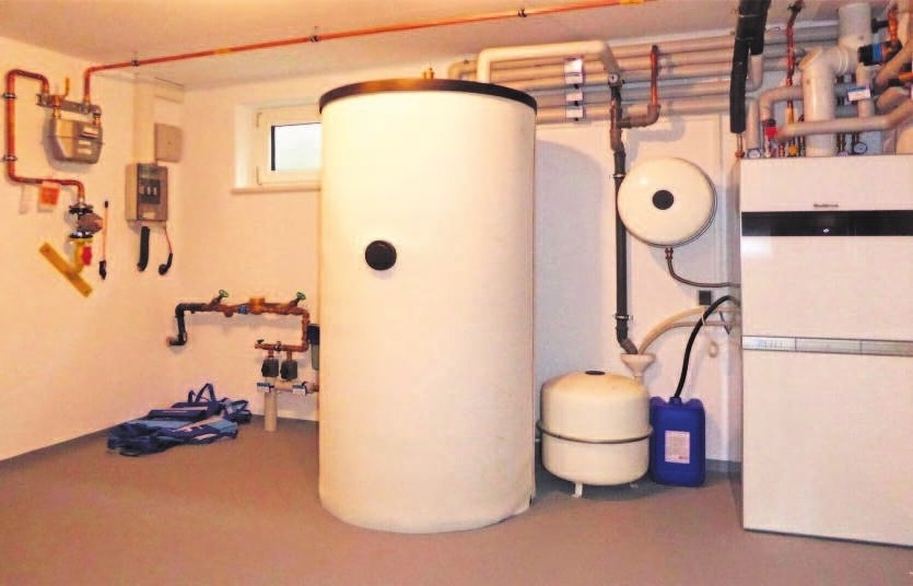 Technikraum mit hocheffizienter Erdgas-Brennwerttechnik. Technikraum mit hocheffizienter Erdgas-Brennwerttechnik.