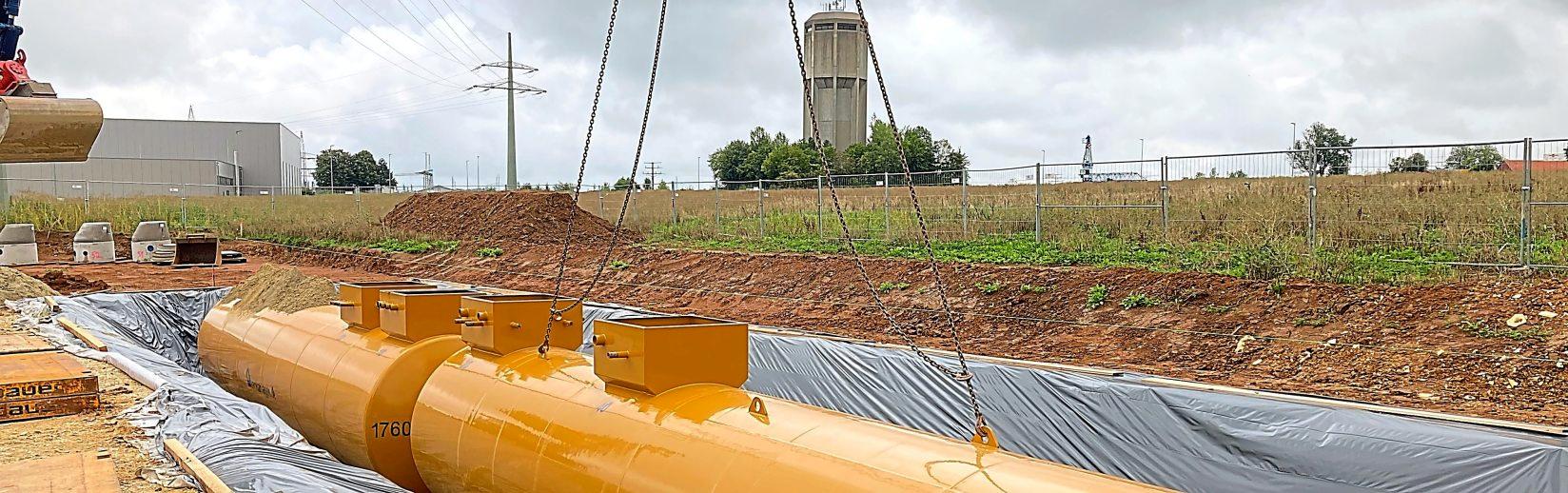 In der unterirdischen Tankanlage haben insgesamt 120 000 Liter Treibstoff Platz. Das Bild zeigt den Einbau der Tanks, im Hintergrund der Wasserturm an der Lüften. In der unterirdischen Tankanlage haben insgesamt 120 000 Liter Treibstoff Platz. Das Bild zeigt den Einbau der Tanks, im Hintergrund der Wasserturm an der Lüften.
