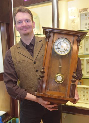 Michael Stonner bringt alte Uhrwerke wieder in Schwung, wenn es möglich ist Foto: Klein