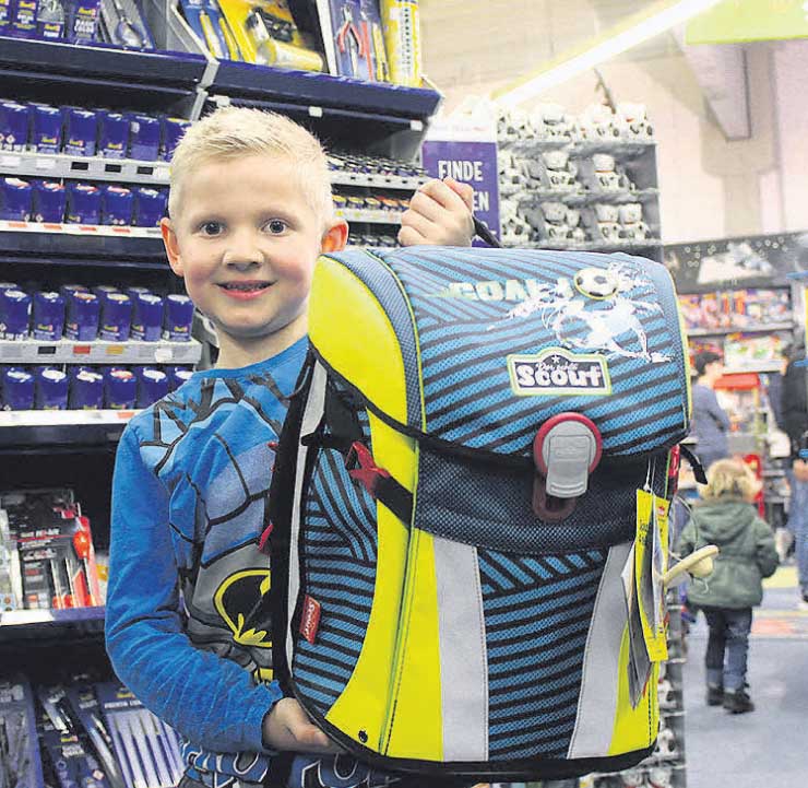 Max (6) hat sich für einen Ranzen mit Fußball-Motiven entschieden. Max (6) hat sich für einen Ranzen mit Fußball-Motiven entschieden.