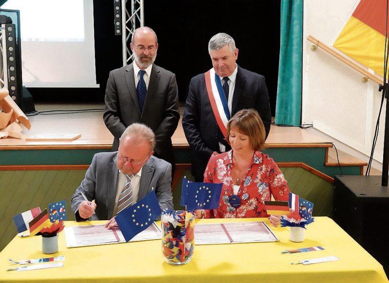 Bürgermeister Soltau in Venansault bei der feierlichen Unterzeichnung des Partnerstädte-Vertrags.