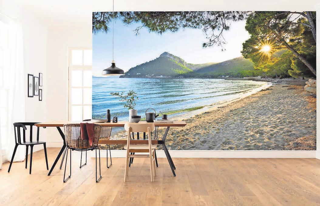 Entschleunigung im Alltag: Eine Fototapete mit einem Meer- und Strandmotiv erzeugt ein Gefühl der Entspannung. Foto: djd-DTI-Komar Entschleunigung im Alltag: Eine Fototapete mit einem Meer- und Strandmotiv erzeugt ein Gefühl der Entspannung. Foto: djd-DTI-Komar