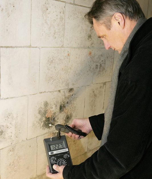 Nachdem der Grund für die Feuchtigkeit sowie die dadurch entstandenen Schäden am Bau beseitigt wurden, sollte ein Profi für die Bautrocknung sorgen. Bild: VPB