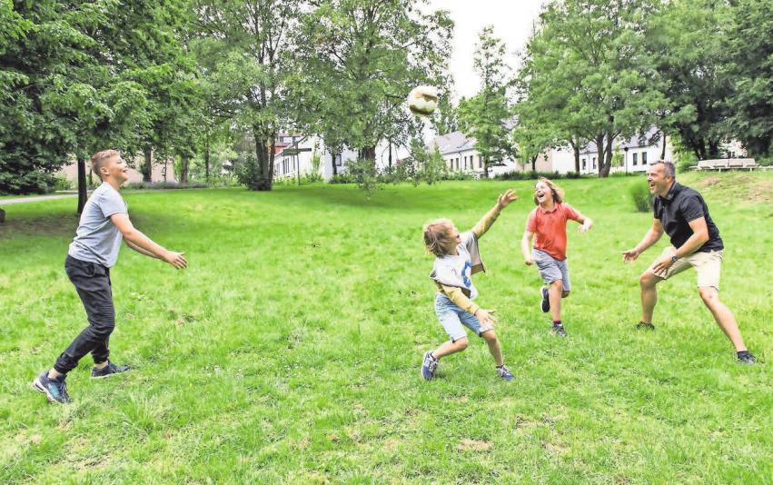 Sozialpädagogen unterstützen Kinder und Jugendliche in schwierigen Situationen und sorgen dafür, dass sie wieder Mut fassen und Freude finden. Sozialpädagogen unterstützen Kinder und Jugendliche in schwierigen Situationen und sorgen dafür, dass sie wieder Mut fassen und Freude finden.
