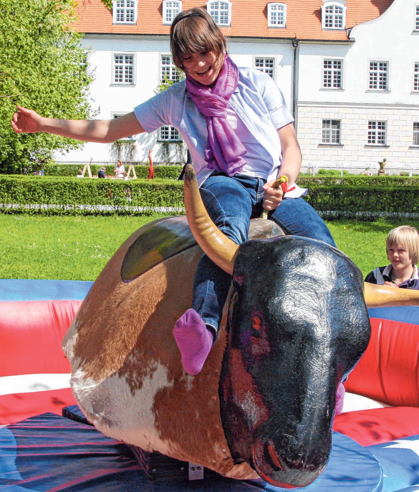 Wer schafft es, sich auf dem Bullen zu halten? FOTO: PRIVAT Wer schafft es, sich auf dem Bullen zu halten? FOTO: PRIVAT