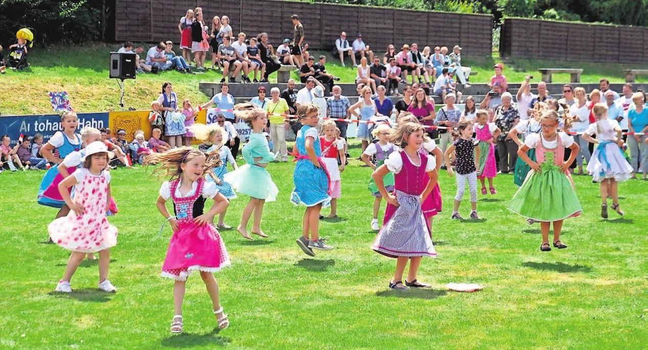 Der Wiesenfestmontag gehört den Schulkindern. Dann zeigen diese ihre eingeübten Tänze auf dem Sportplatz. Foto: Archiv FP Der Wiesenfestmontag gehört den Schulkindern. Dann zeigen diese ihre eingeübten Tänze auf dem Sportplatz. Foto: Archiv FP