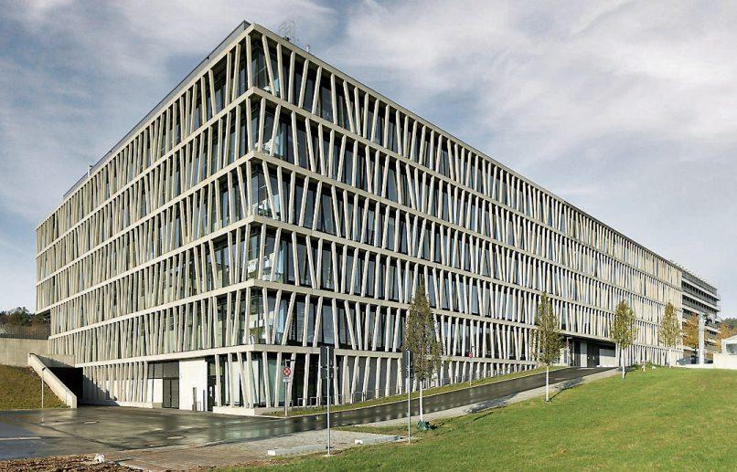 Die großflächigen Verglasungen des IFIB sind als Pfosten-Riegel-Fassade ausgeführt. Die Außenfassade ist von vorgehängten Betonfertigteilen als Putzund Wartungsbalkone umgeben. Die filigranen vertikalen Stäbe sind ähnlich dem Bambus in unregelmäßigen Abständen verteilt und schräg gestellt. Die großflächigen Verglasungen des IFIB sind als Pfosten-Riegel-Fassade ausgeführt. Die Außenfassade ist von vorgehängten Betonfertigteilen als Putzund Wartungsbalkone umgeben. Die filigranen vertikalen Stäbe sind ähnlich dem Bambus in unregelmäßigen Abständen verteilt und schräg gestellt.