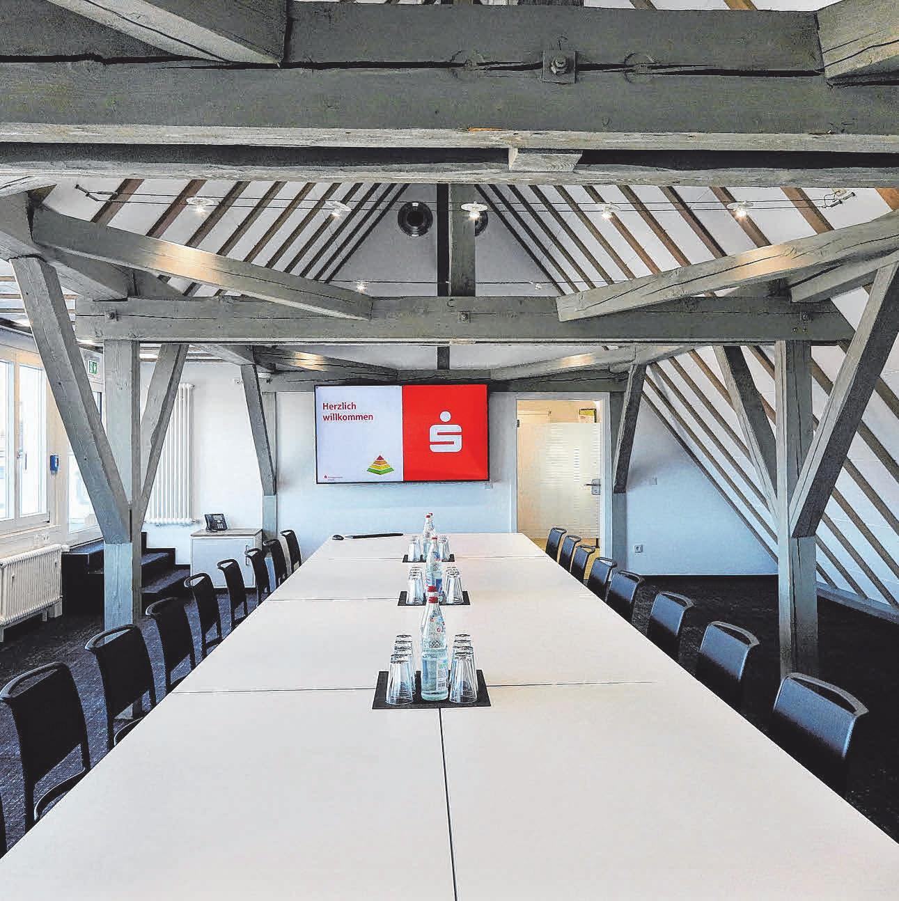 Neues schaffen und Altes bewahren. Der Veranstaltungs- und Tagungsraum im Dachgeschoss der Kreissparkasse Ellwangen ist ein Beispiel für den sensiblen Umgang mit der Architektur. Fotos: afi Neues schaffen und Altes bewahren. Der Veranstaltungs- und Tagungsraum im Dachgeschoss der Kreissparkasse Ellwangen ist ein Beispiel für den sensiblen Umgang mit der Architektur. Fotos: afi