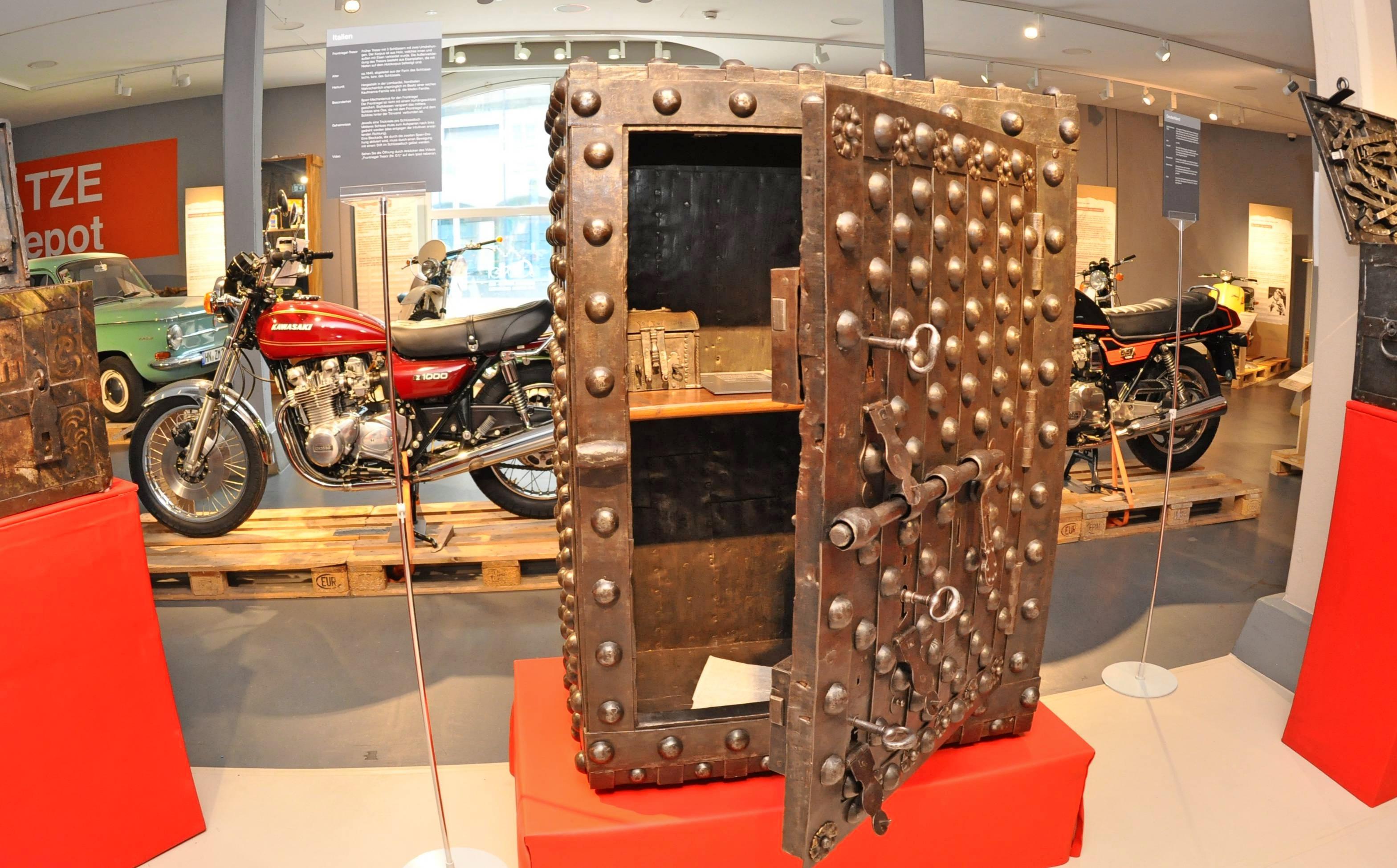 Bei der Ausstellung „Truhen und Tresore aus dem 17. bis 19. Jahrhundert“ können Besucher des Zweiradmuseums „Panzerknacker“ spielen. Foto: Archiv/Maurhoff Bei der Ausstellung „Truhen und Tresore aus dem 17. bis 19. Jahrhundert“ können Besucher des Zweiradmuseums „Panzerknacker“ spielen. Foto: Archiv/Maurhoff