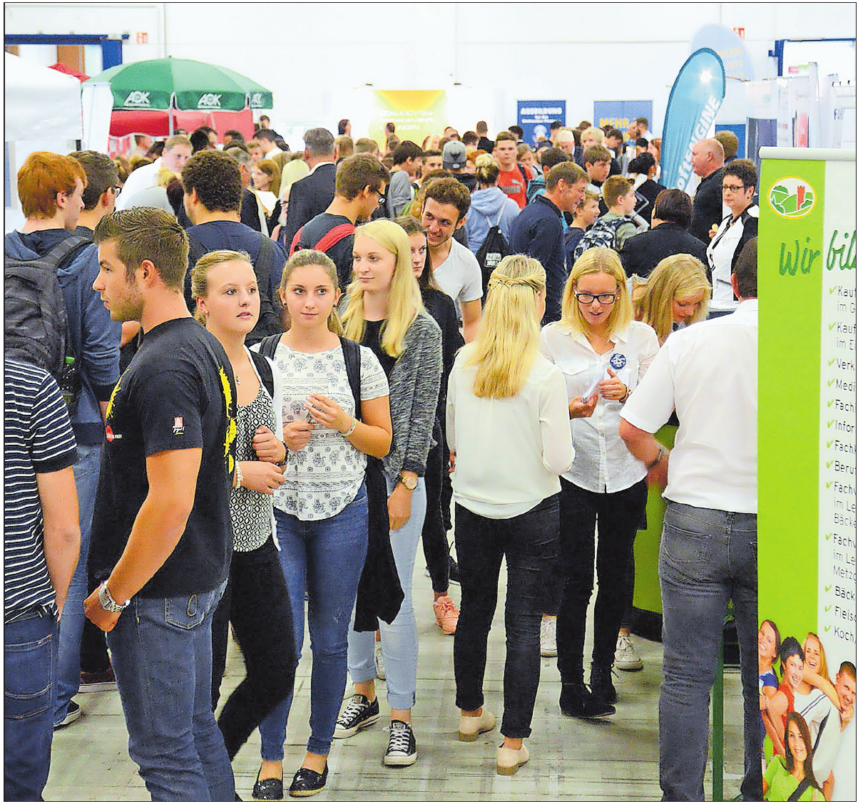 In diesem Jahr drängen sich nicht nur die Schüler auf der BIB sondern auch die Aussteller. Die Messe hat mit 116 Ausstellern die größte Zahl an Arbeitgebern und Institutionen seit Gründung der BIB. Die Messehalle 6A ist restlos ausgebucht. ARCHIVFOTO: BUCHHOLZ In diesem Jahr drängen sich nicht nur die Schüler auf der BIB sondern auch die Aussteller. Die Messe hat mit 116 Ausstellern die größte Zahl an Arbeitgebern und Institutionen seit Gründung der BIB. Die Messehalle 6A ist restlos ausgebucht. ARCHIVFOTO: BUCHHOLZ